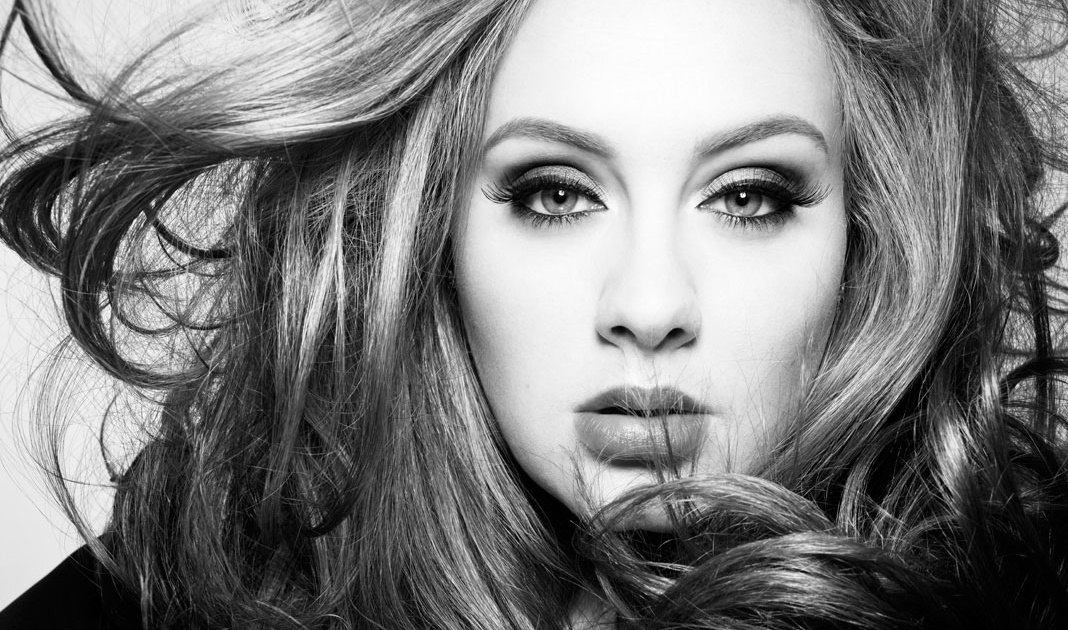 ¡Adele besa en la boca a fan!