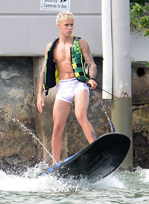 Justin Bieber sin calzonera en el mar